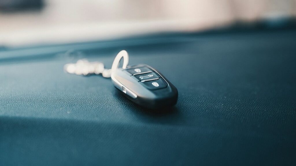 Předání klíčů od auta při podpisu smlouvy o pronájmu vozidla