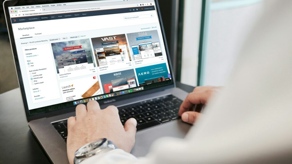 Balík s reklamovaným zbožím z e-shopu vedle notebooku