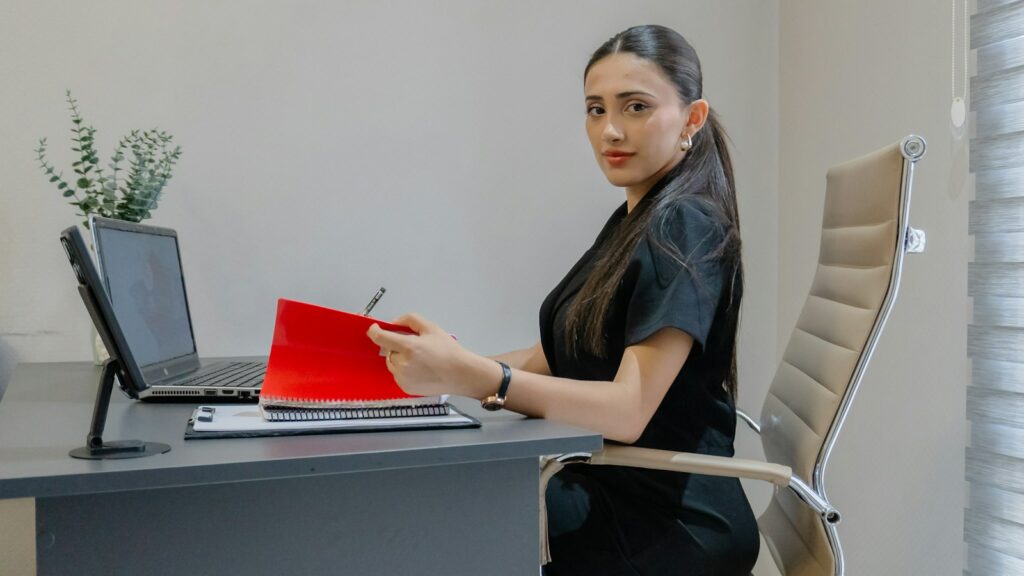 Zaměstnanec předává písemné zrušení pracovního poměru ve zkušební době